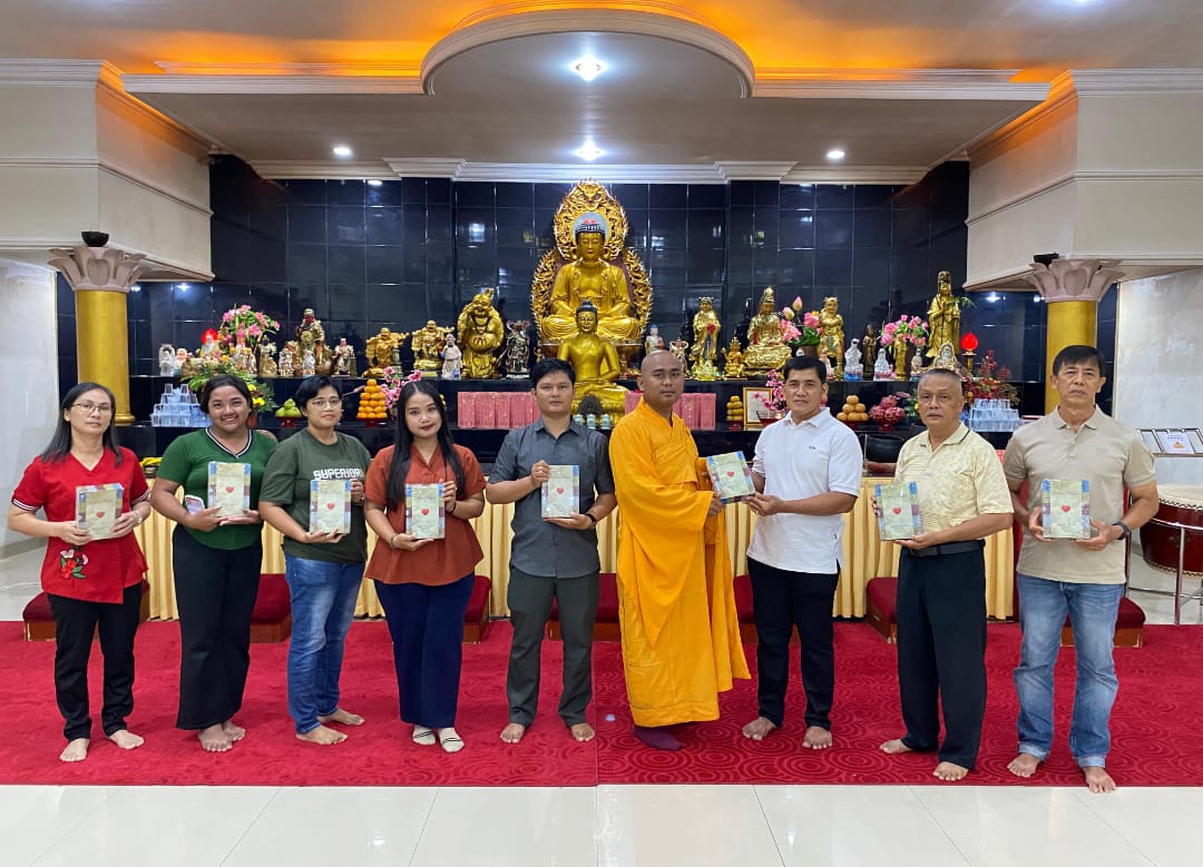 Perkuat Literasi Dhamma, Penyelenggara Buddha Kemenag Pangkalpinang Distribusikan Ratusan Buku Keagamaan ke Vihara